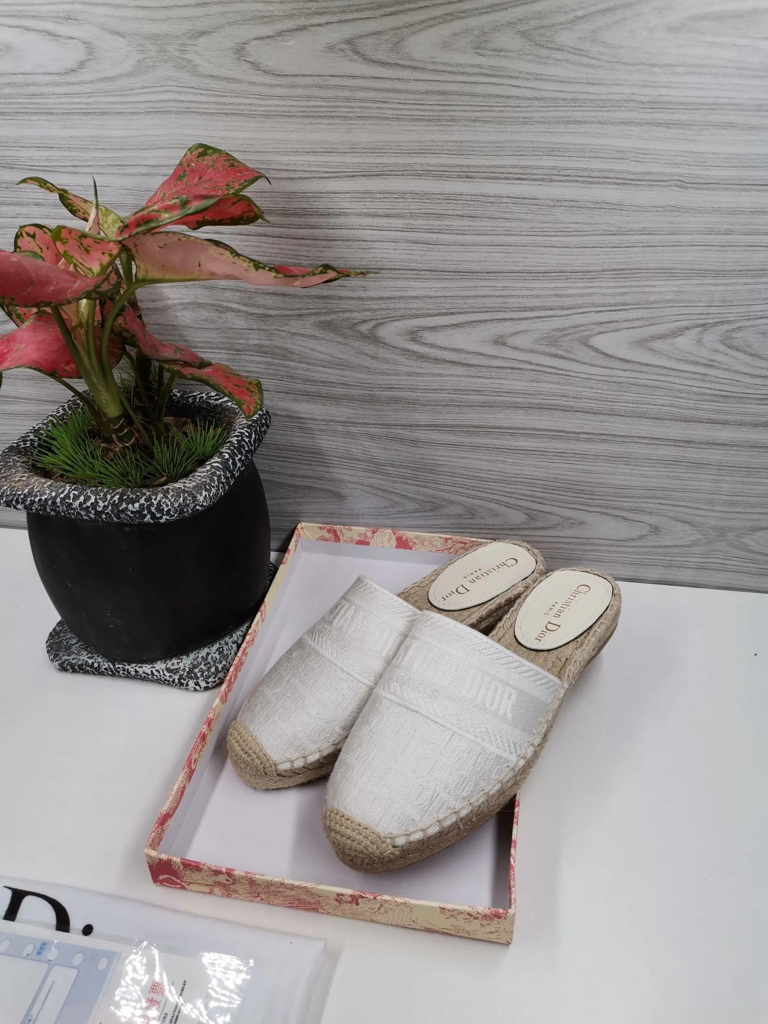 👟👟Ex-factory price 400👟👟 In 2020, new colors are coming simultaneously on the official website of the DIOR fisherman shoe series: original development, original anatomy display, exclusive outsole, you can compare as you like.  [Material] 1⃣️Sole: The only 1:1 exclusive rubber sole on the market 🌸. Fabric original embroidery. Lining: imported sheepskin, delicate and soft. [Size] 35-40.